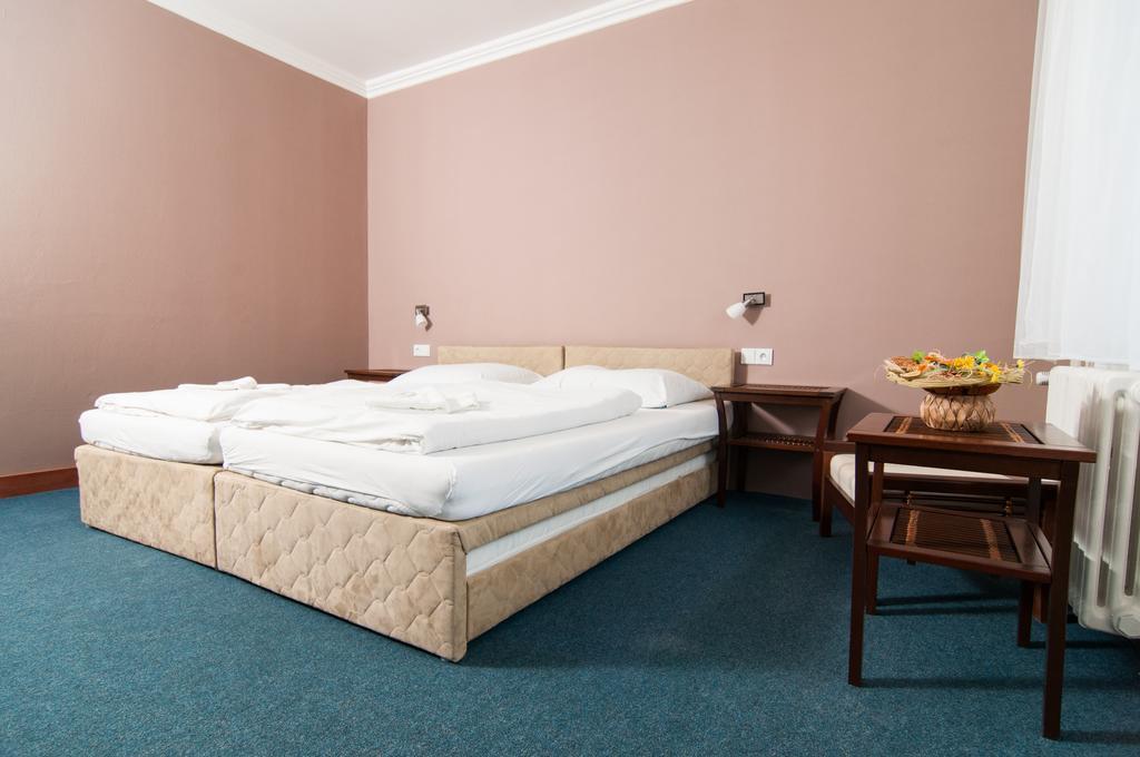 Hotel Radejov Knezdub Eksteriør billede