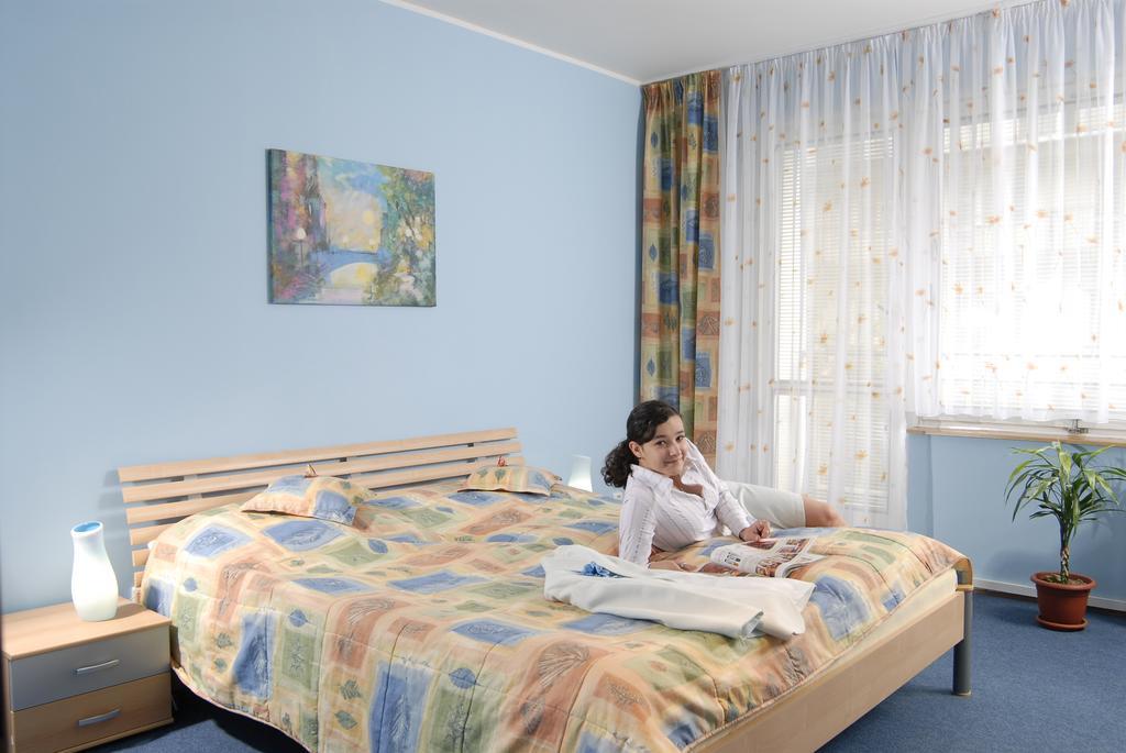Hotel Radejov Knezdub Eksteriør billede