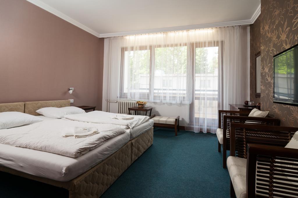 Hotel Radejov Knezdub Eksteriør billede